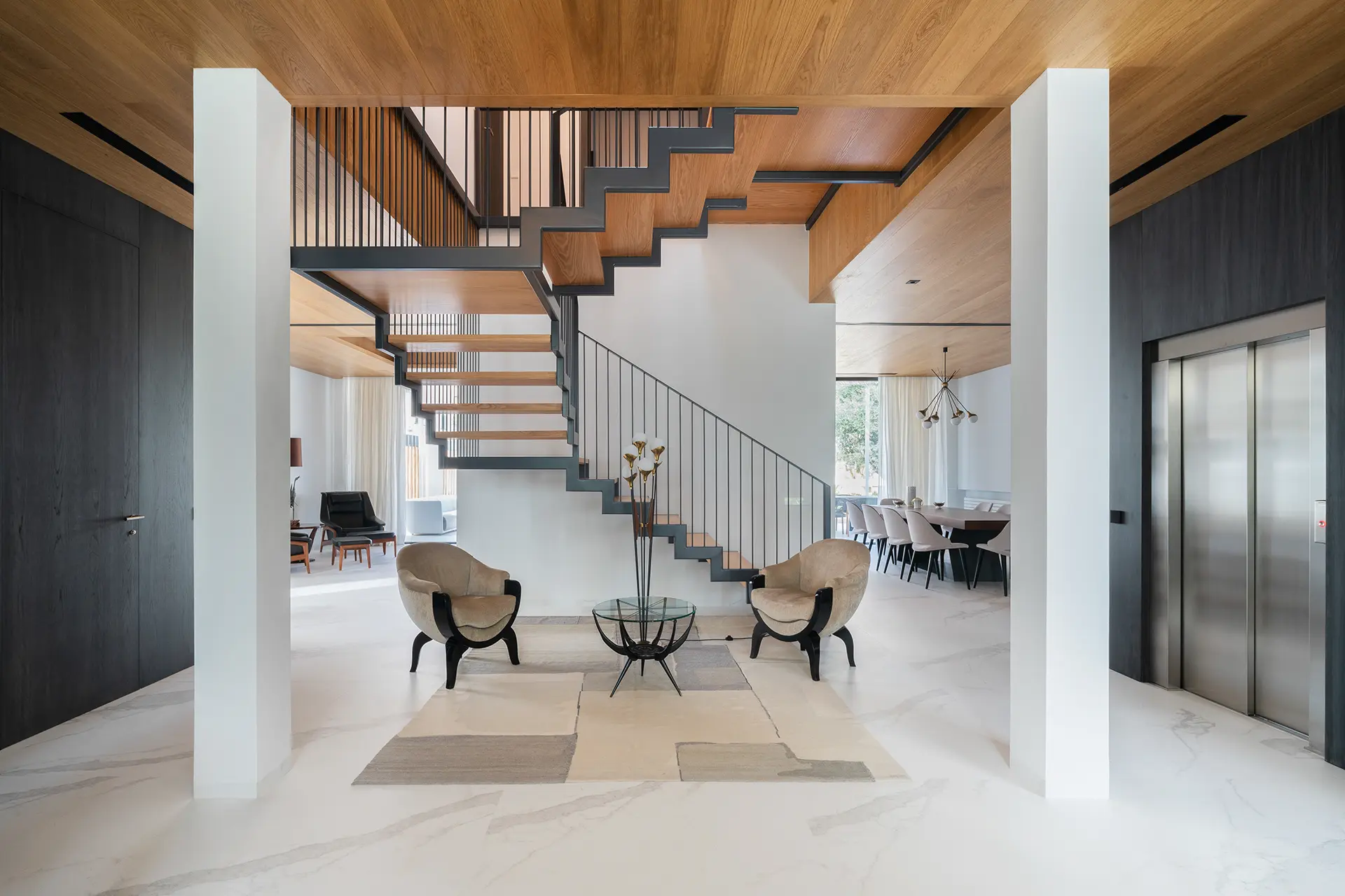 Mesita con sillones en un salón moderno
